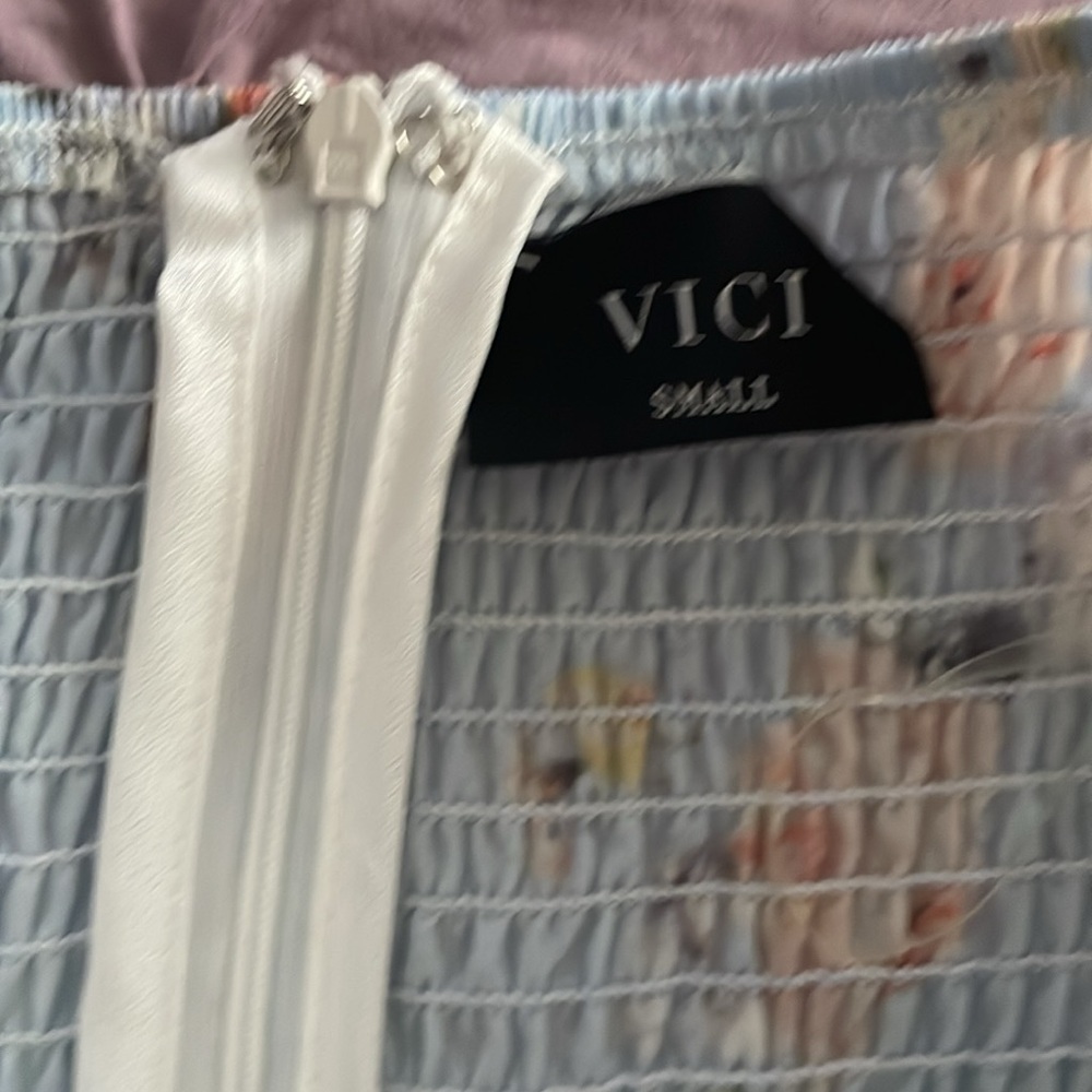NWOT- Vici strapless top with a smocked back and zipper closure - Picture 3 of 4